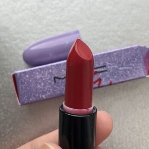LE MAC x dame Edna "kanga rouge" lipstick